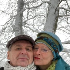Mann und Frau mit Wickelhut im Winter